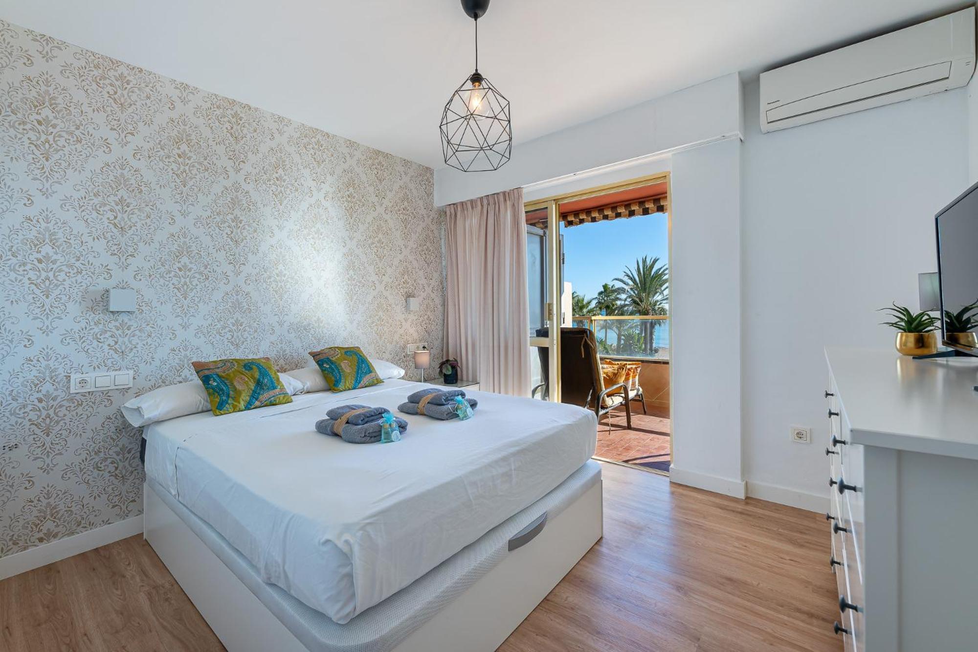 797 Holiday Rentals - Moderno Piso En Primera Linea De Playa توريمولينوس المظهر الخارجي الصورة
